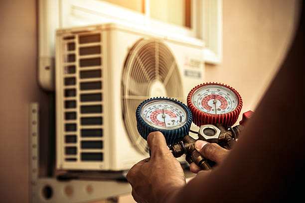 Professional Hvac technician working in Metairie, LA